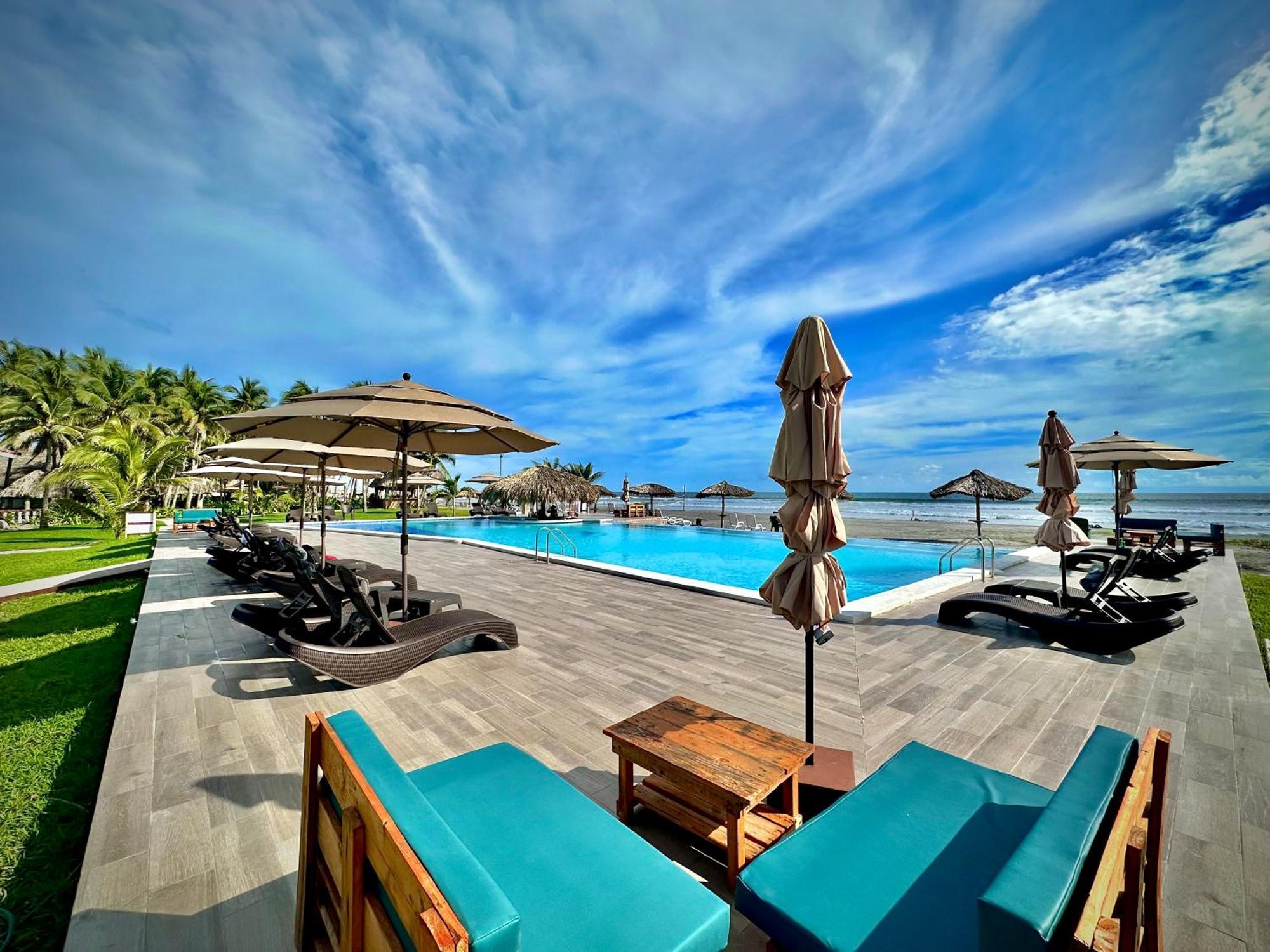 Hotel Tesoro Beach San Luis La Herradura Exterior photo